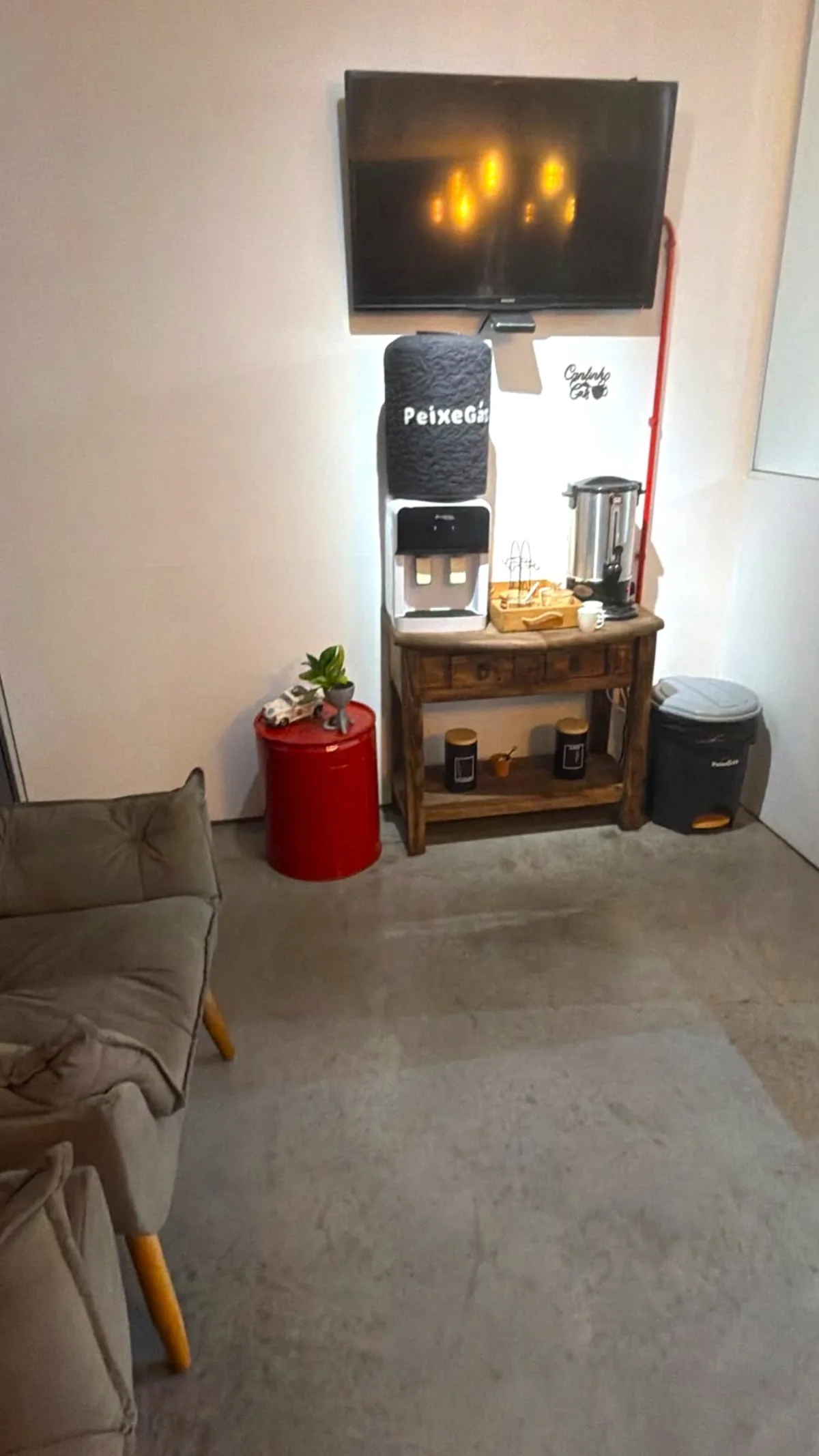 Cantinho do café na sala de espera da oficina